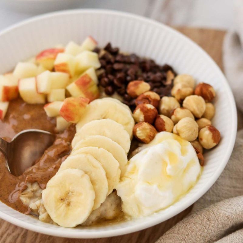 Oatmeal Porridge with Bananas and Walnuts