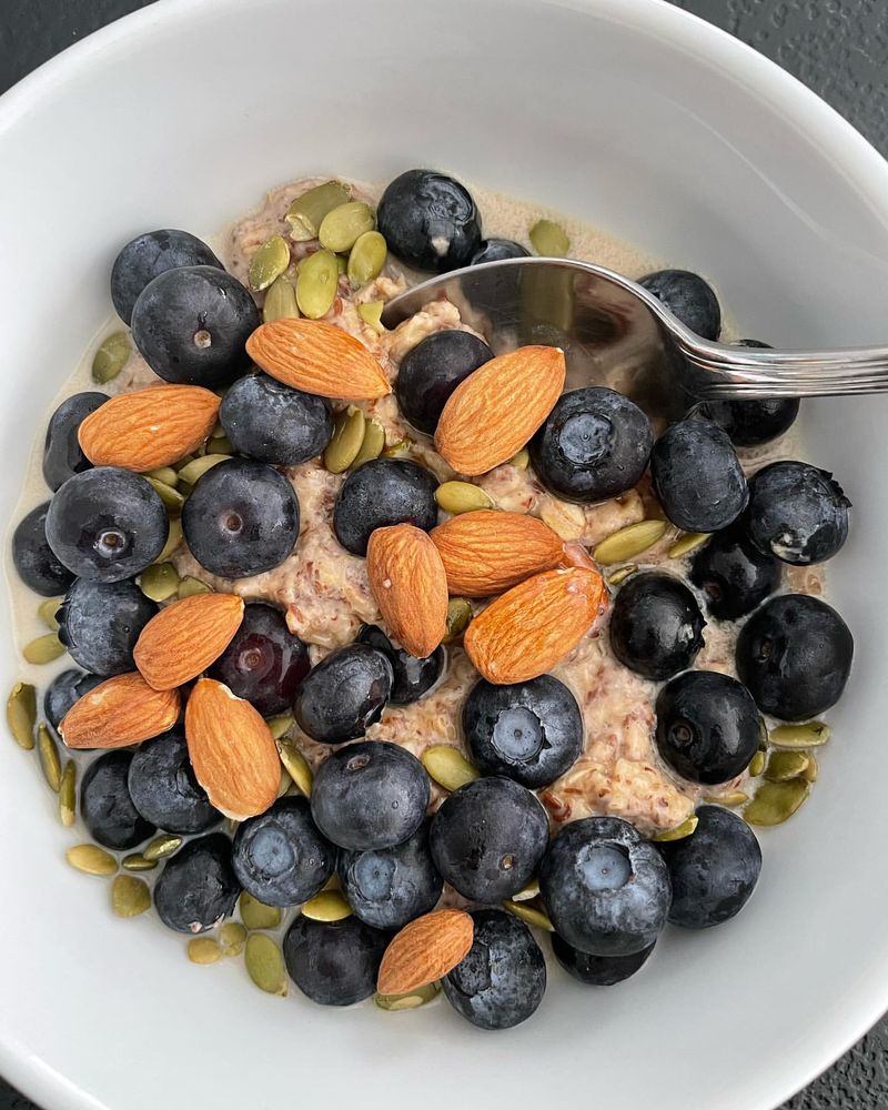 Oatmeal with Flaxseeds and Berries