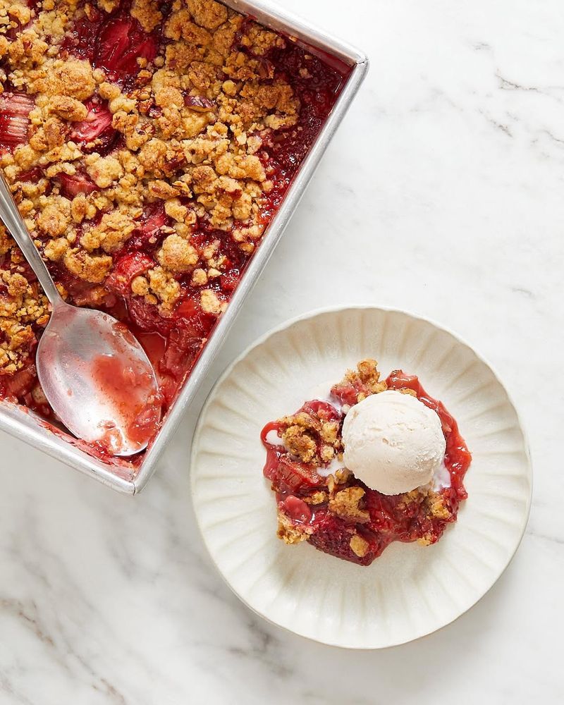 Rhubarb Strawberry Crumble