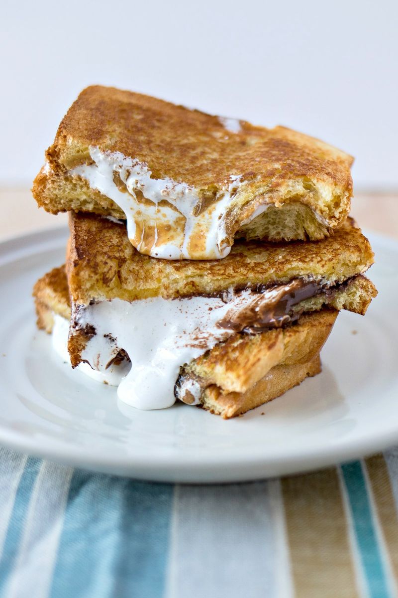 Peanut Butter and Marshmallow Fluff (Fluffernutter)
