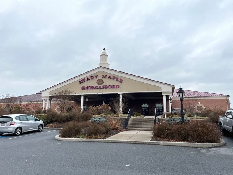 Shady Maple Smorgasbord – East Earl, PA