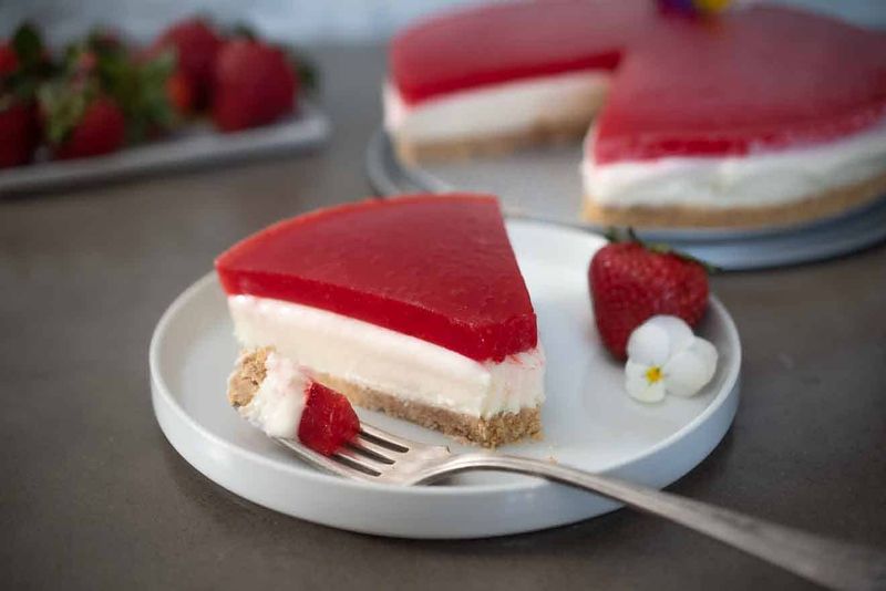 No-Bake Cheesecake with Whipped Topping and Gelatin