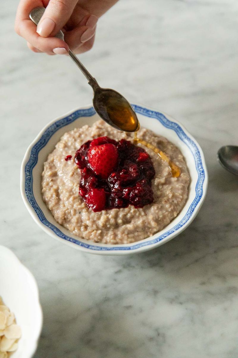 Oatmeal with Mixed Berries and Cinnamon