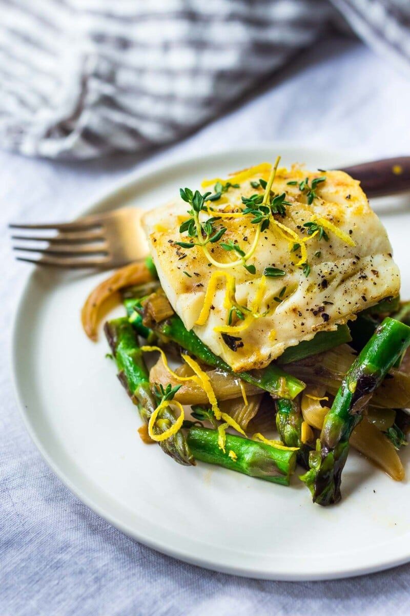 Baked Cod with Asparagus and Lentils