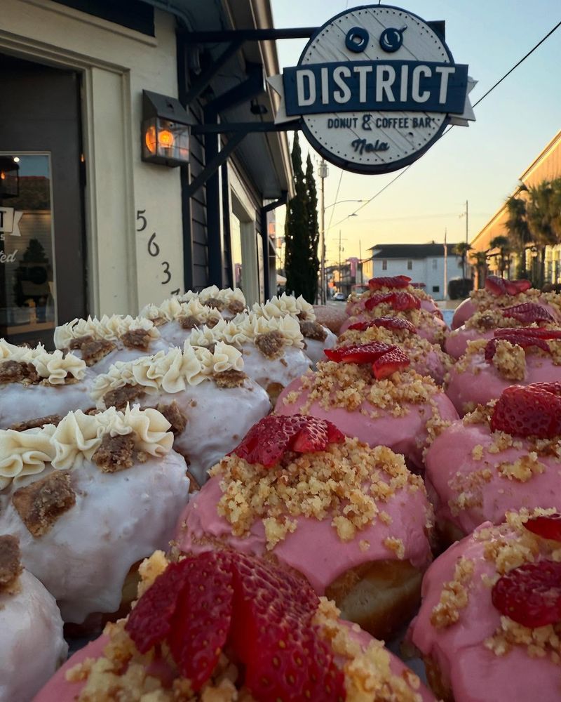 District: Donuts. Sliders. Brew.