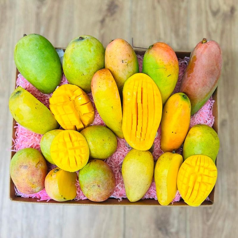 Yellow Mango: Tropical Fruit