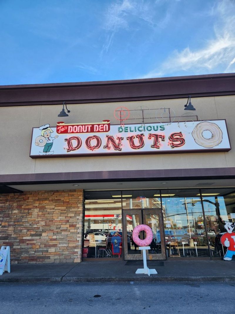 Fox’s Donut Den – Nashville, Tennessee