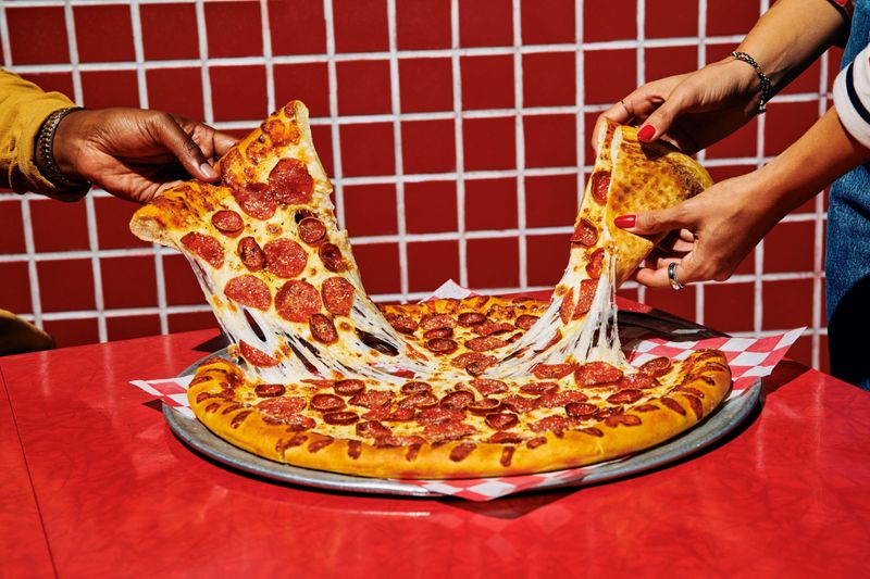 Pizza Hut’s Big New Yorker Pizza