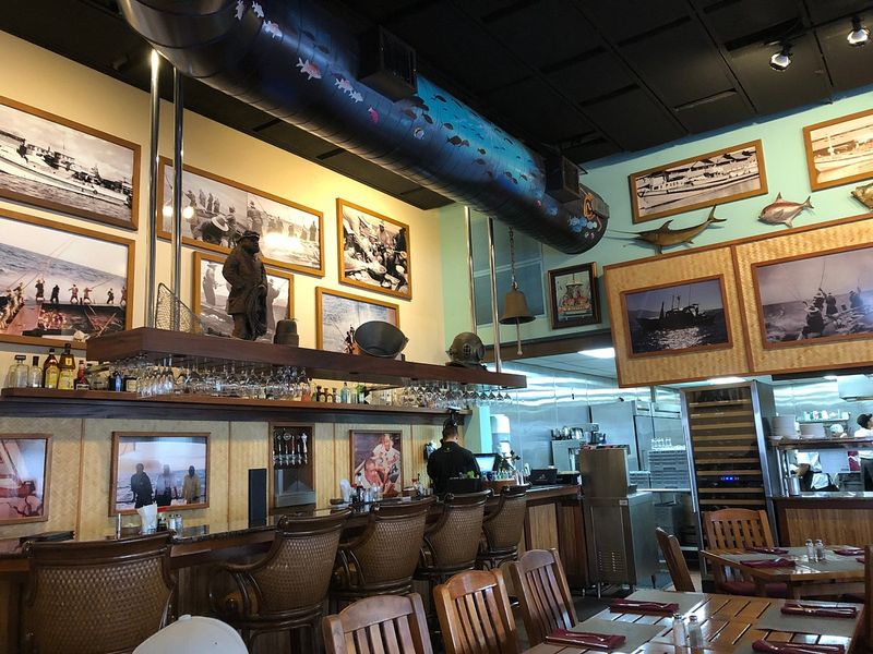 Tiki’s Grill & Bar – Honolulu (Oʻahu)