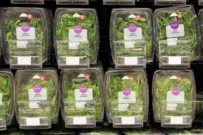 Pre-Washed Salad Greens in Plastic Clamshells