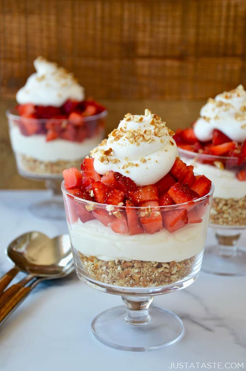 No-Bake Strawberry Pretzel Salad Cups