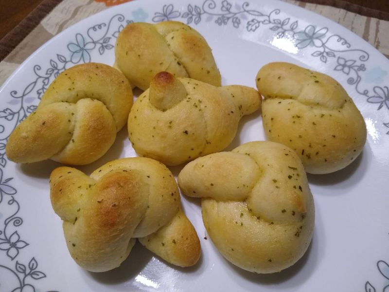 Mama Cozzi’s Garlic Knots