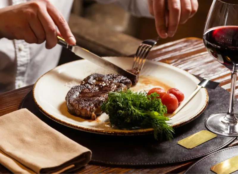 Outback’s 6 oz Sirloin (Under 300 calories)