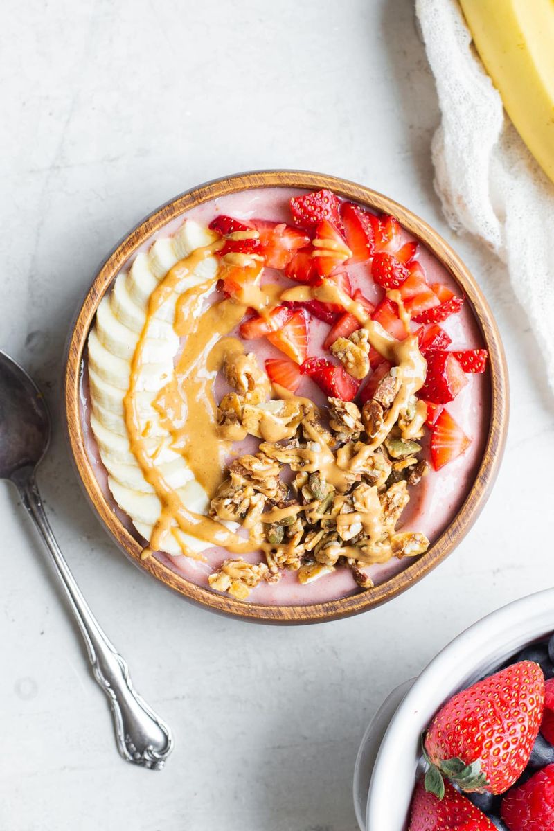 Smoothie Bowls with Crunchy Toppings