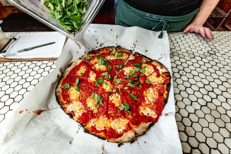 Connecticut – New Haven-Style Pizza (Apizza)