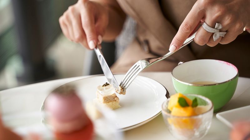 Cutting up all your food at once in France