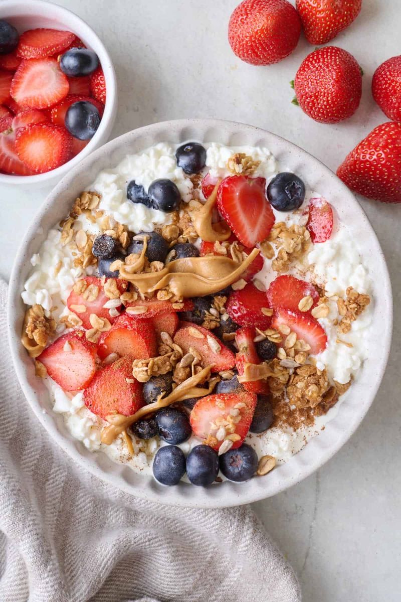 Cottage Cheese with Berries and Cinnamon