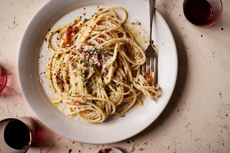 Oily “Garlic Spaghetti” That’s Basically Just Grease