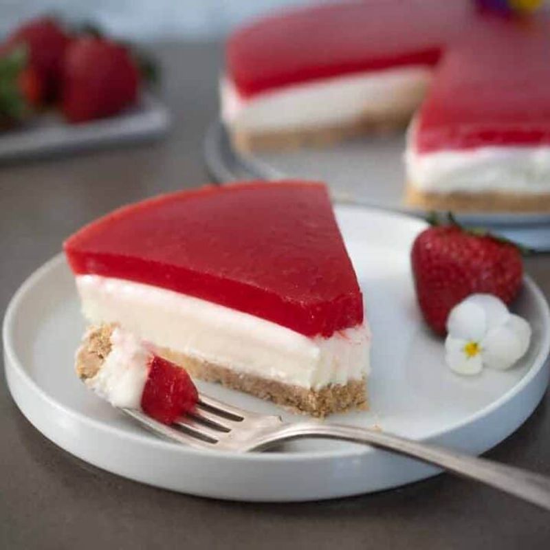 Strawberry Cheesecake with Gelatin Topping