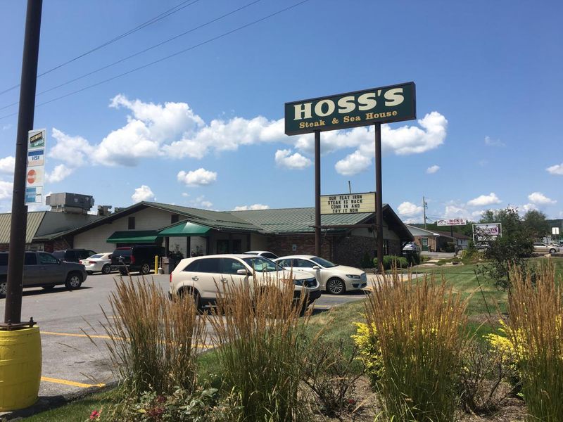 Hoss’s Steak & Sea House (Various locations)