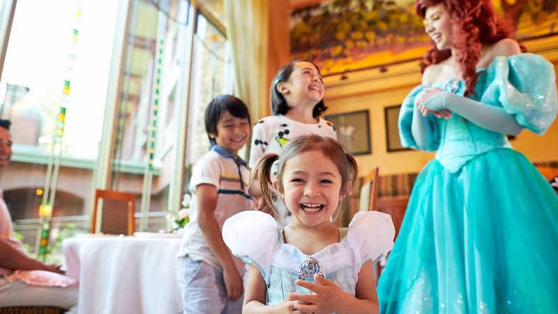 Character Dining = Entertainment + Food in One