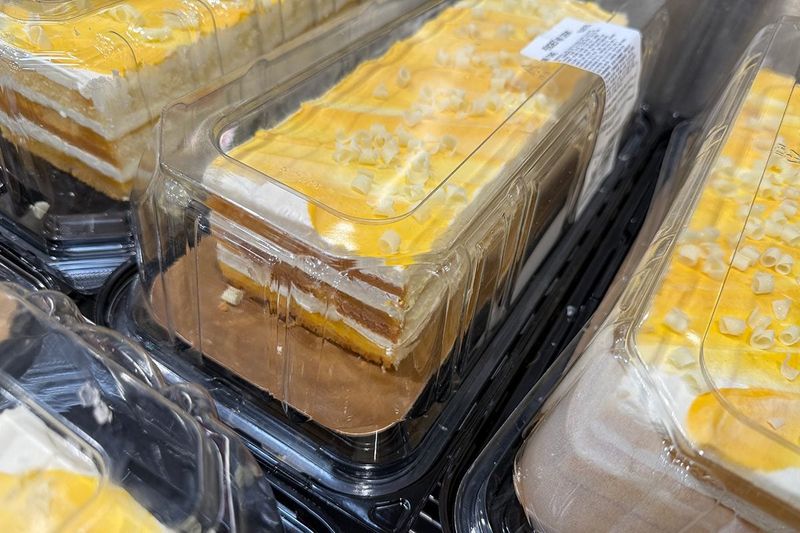 Peaches & Cream Bar Cake