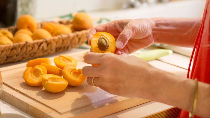 Apricots (Fresh)