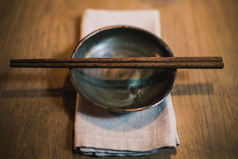 Use Chopsticks the Right Way – China