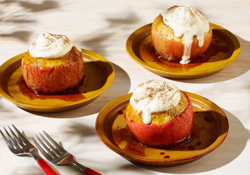 Baked Apples with Cinnamon and Raisins