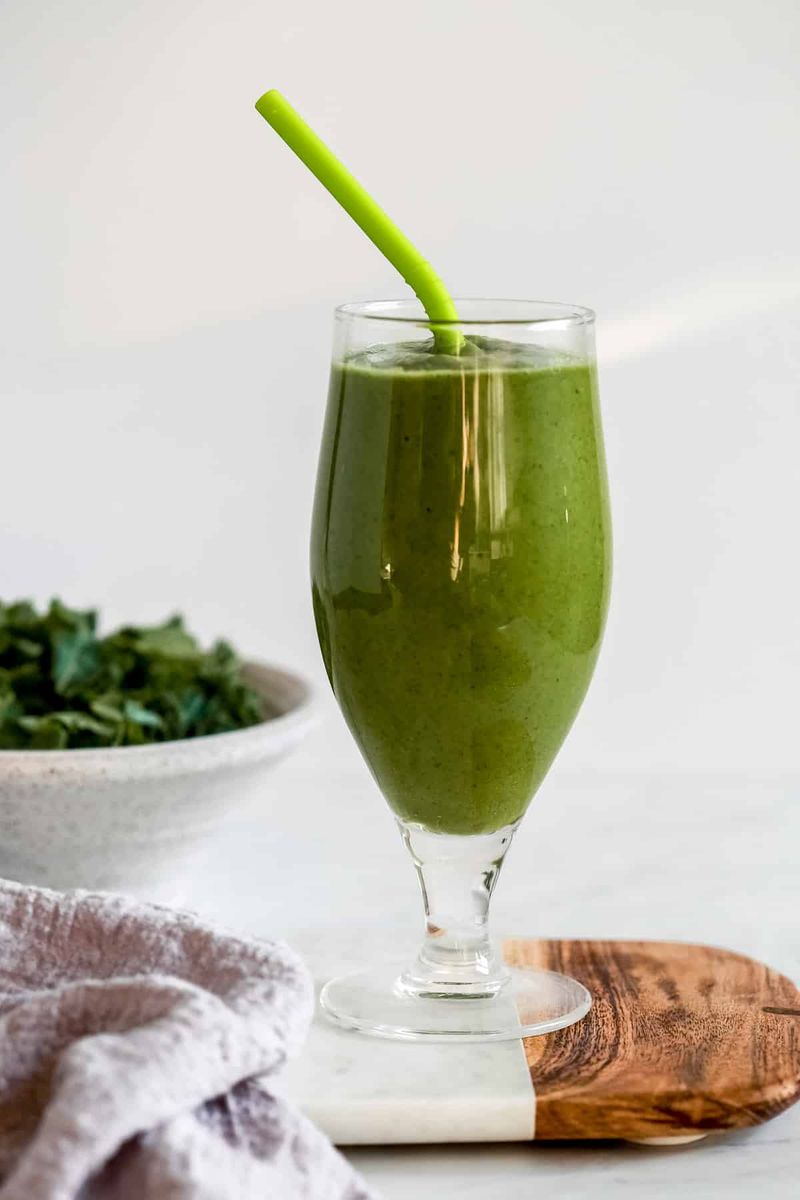 Green Smoothie (With Spinach, Avocado & Coconut Milk)