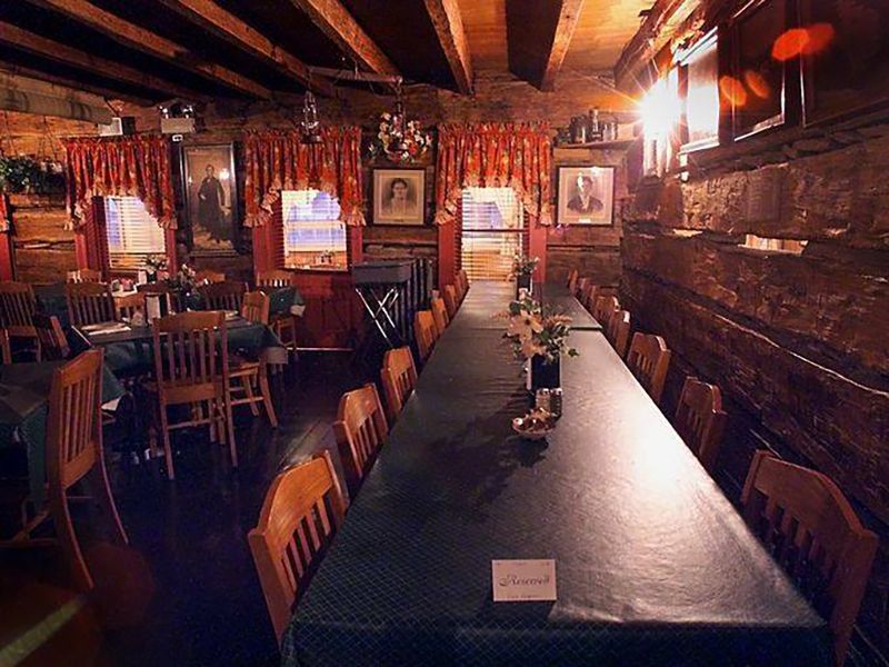The Log Inn (Haubstadt)