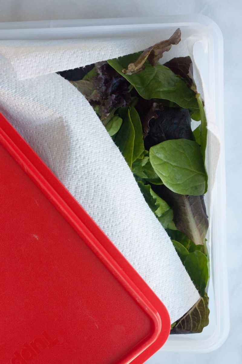 Add a paper towel to salad bags